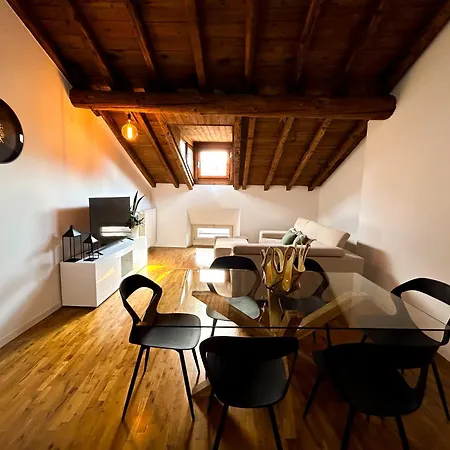 Loft Mansardato Sullo Skyline Di Бергамо