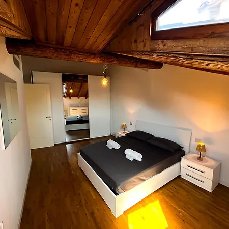 Loft Mansardato Sullo Skyline Di Бергамо
