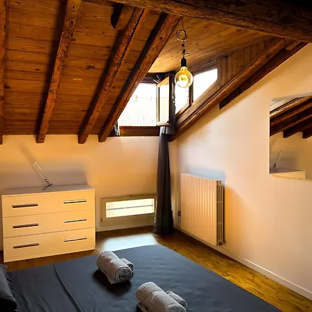 Апартаменты Loft Mansardato Sullo Skyline Di Бергамо