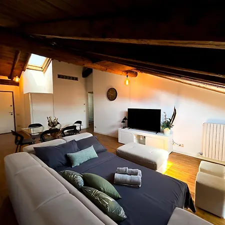 Loft Mansardato Sullo Skyline Di Бергамо