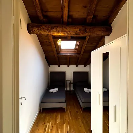 Loft Mansardato Sullo Skyline Di Apartmán *